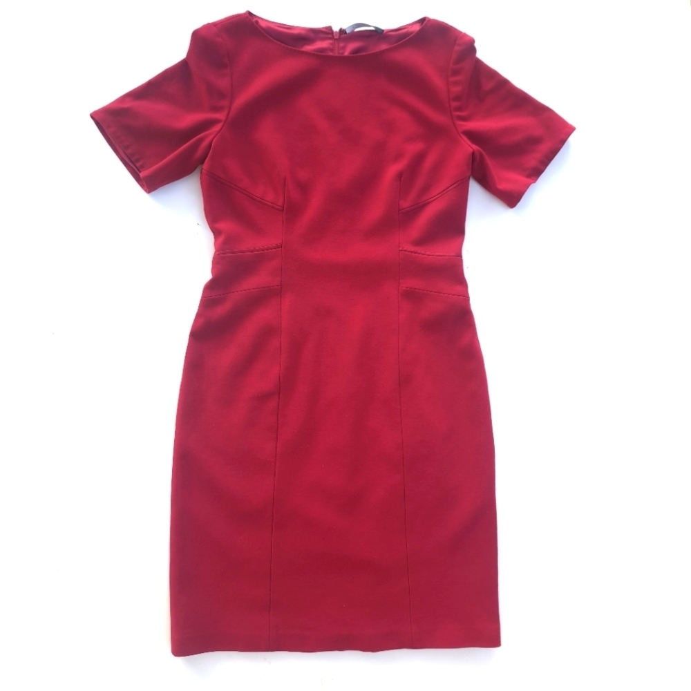 Elie Tahari Burgundy red sheath style dress, size M back zipper, double‎ lining.
